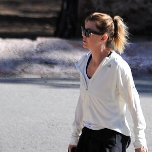 Exclusif - Ellen Pompeo se promène avec son mari Chris Ivery et leur fille Stella. L'epoux de la star porte un mystérieux bébé... A Los Angeles, le 28 décembre 2016.