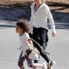 Exclusif - Ellen Pompeo se promène avec son mari Chris Ivery et leur fille Stella. L'epoux de la star porte un mystérieux bébé... A Los Angeles, le 28 décembre 2016.