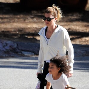 Exclusif - Ellen Pompeo se promène avec son mari Chris Ivery et leur fille Stella. A Los Angeles, le 28 décembre 2016.