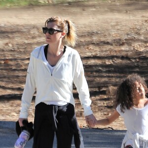 Exclusif - Ellen Pompeo se promène avec son mari Chris Ivery et leur fille Stella. L'epoux de la star porte un mystérieux bébé... A Los Angeles, le 28 décembre 2016.