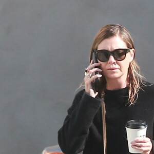 Exclusif - Ellen Pompeo, un café à la main, à la sortie d'un salon de coiffure à West Hollywood, le 26 août 2016