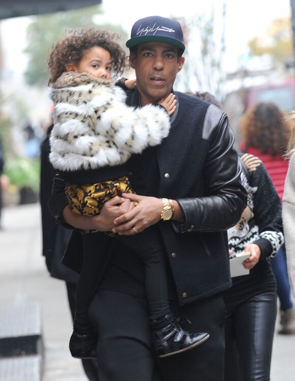 Ellen Pompeo se promène avec son mari Chris et leur fille Stella dans les rues de New York, le 12 novembre 2014  