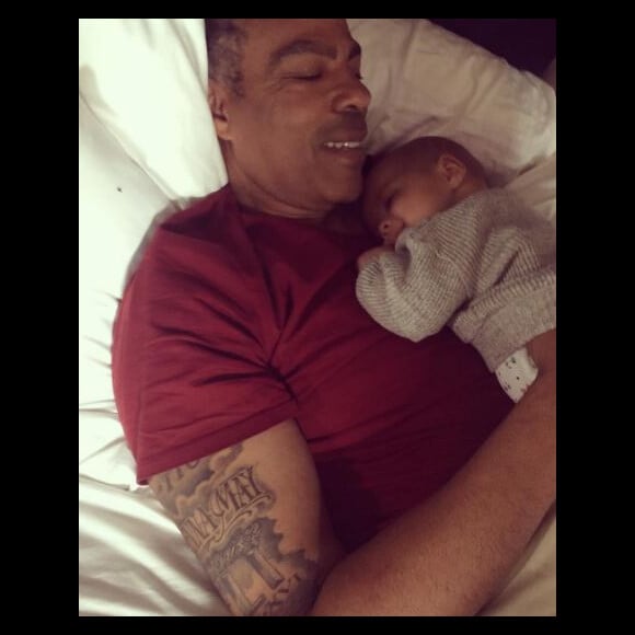 Chris Ivery, le mari d'Ellen Pompeo, pose avec leur bébé sur Instagram, le 29 décembre 2016