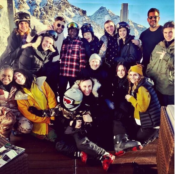 Madonna pose avec ses enfants et des amis, au ski en Suisse, le 29 novembre 2016