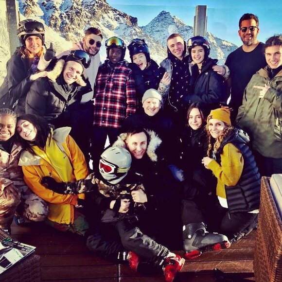 Madonna pose avec ses enfants et des amis, au ski en Suisse, le 29 novembre 2016