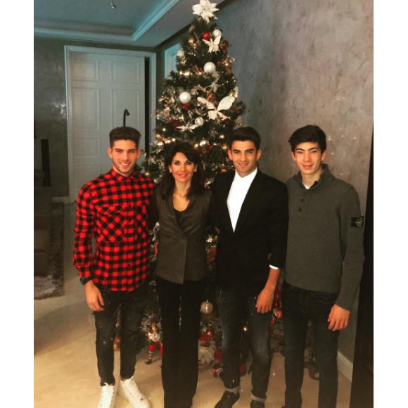 Luca Zidane pose avec ses frères Enzo et Théo, et leur mère Véronique, devant leur sapin de Noël. Photo postée sur Instagram le 5 décembre 2016.