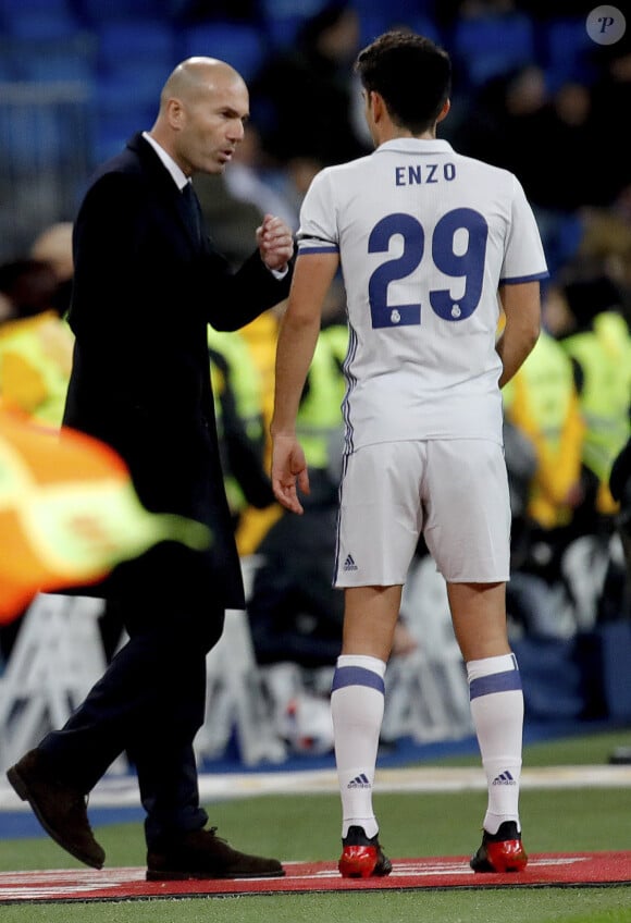 Zinedine Zidane coache son fils Enzo lors d'un match du Real Madrid joué à Madrid le 30 novembre 2016.