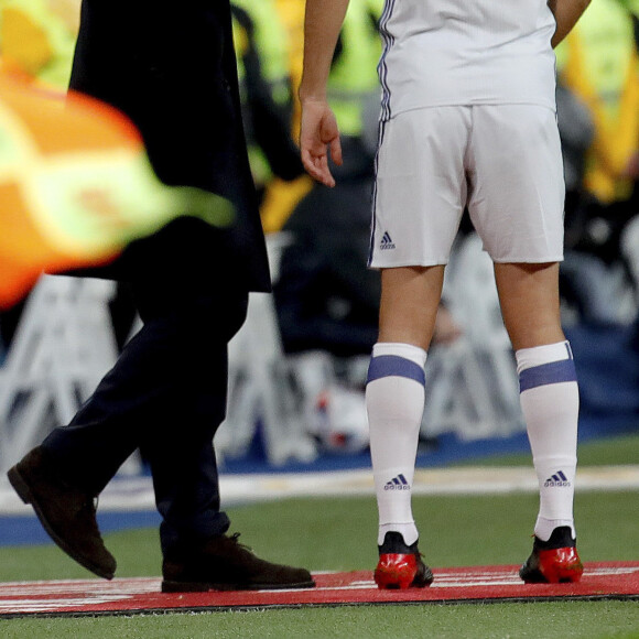 Zinedine Zidane coache son fils Enzo lors d'un match du Real Madrid joué à Madrid le 30 novembre 2016.