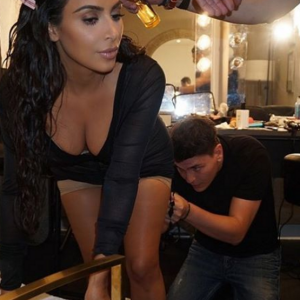 Kim Kardashian maquillée par Mario Dedivanovic pour la cérémonie des MTV Video Music Awards, août 2016.