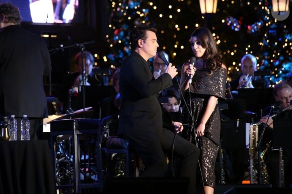 Seth MacFarlane et Lea Michele en tournage de l'émission The Grove Christmas à Los Angeles le 13 novembre 2016.