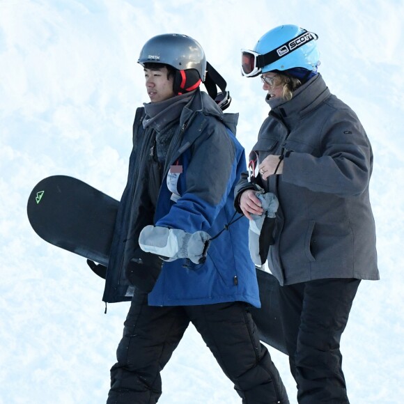 Maddox Jolie-Pitt prend des cours de snowboard à Crested Butte, Colorado, le 28 décembre 2016.