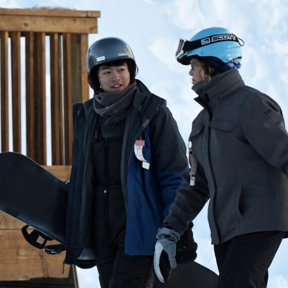 Maddox Jolie-Pitt prend des cours de snowboard à Crested Butte, Colorado, le 28 décembre 2016.