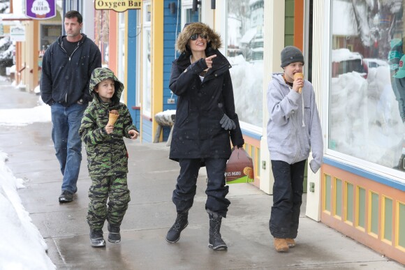 Angelina Jolie emmène ses enfants Shiloh et Knox Leon manger des glaces à Crested Butte, Colorado, le 2 janvier 2017.