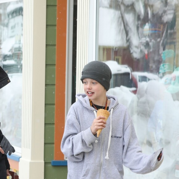 Angelina Jolie avec ses enfants Shiloh et Knox Leon à Crested Butte, Colorado, le 2 janvier 2017.