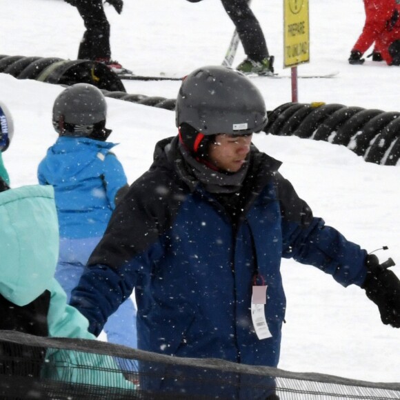 Maddox Jolie-Pitt prend des cours de snowboard à Crested Butte, Colorado, le 28 décembre 2016.