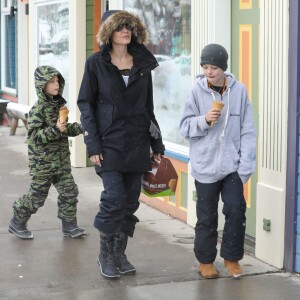 Angelina Jolie avec ses enfants Shiloh et Knox en vacances à Crested Butte, Colorado, le 2 janvier 2017.