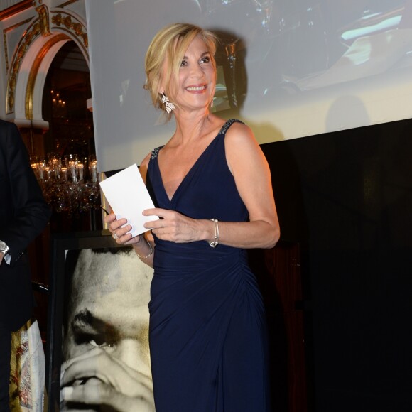 Exclusif - Michèle Laroque lors du dîner de la fondation ARC au restaurant de l'hôtel The Peninsula à Paris le 10 octobre 2016. ©  / Bestimage