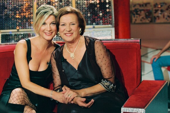 Michèle Laroque et sa mère Doina Trandabur lors de l'émission "Vivement Dimanche" à Paris, le 16 novembre 2001.