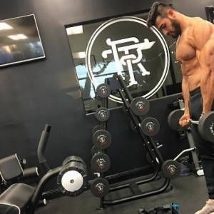 Sam Asghari, le nouveau chéri de Britney Spears, a publié une photo de lui sur sa page Instagram à la fin de l'année 2016. Il est coach fitness.