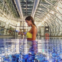 Iris Mittenaere (Miss France 2016) divine en bikini... à l'aéroport de Doha !