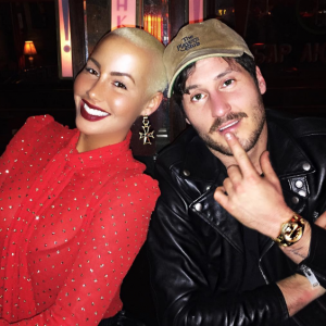 Amber Rose pose avec Val Chmerkovskiy sur sa Page Instagram, en décembre 2016. Le cliché est assorti d'un smiley en forme de coeur.