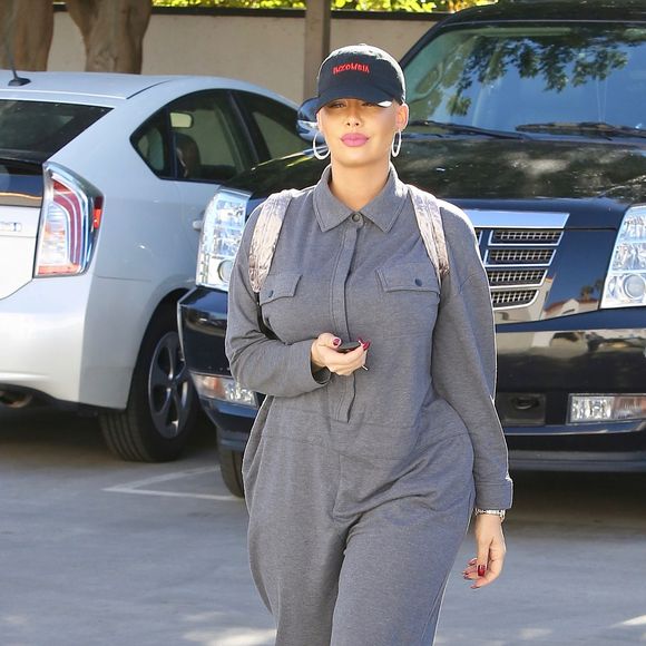 Exclusif - Amber Rose se balade dans le quartier de Tarzana à Los Angeles, Californie, Etats-Unis, le 12 décembre 2016.