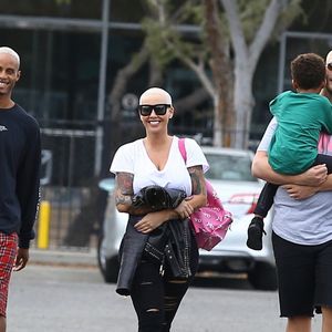 Amber Rose est allée visiter une musée avec son fils Sebastian Thomaz et des amis à Los Angeles, le 19 novembre 2016