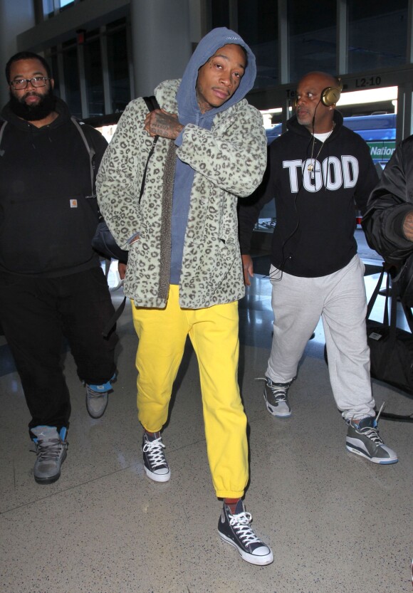 Le rappeur Wiz Khalifa arrive à l'aéroport Lax de Los Angeles pour prendre l'avion. Wiz Khalifa est allé diner la veille avec son ex petite amie Amber Rose et lui a offert des roses. Le 18 novembre 2016