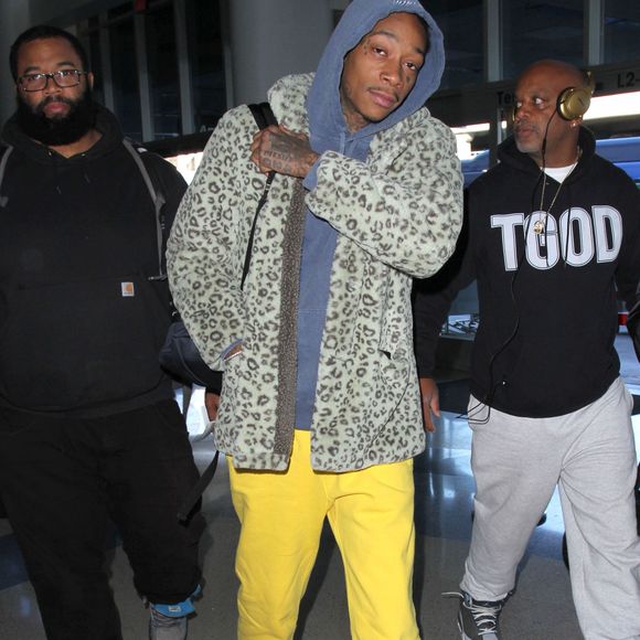 Le rappeur Wiz Khalifa arrive à l'aéroport Lax de Los Angeles pour prendre l'avion. Wiz Khalifa est allé diner la veille avec son ex petite amie Amber Rose et lui a offert des roses. Le 18 novembre 2016