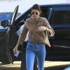 Kendall Jenner fait du shopping chez "XIV Larats Ltd" à Beverly Hills, habillée d'un pull beige, d'un jean Garrett Light et un sac en cuir matelassé Gucci (modèle GG Marmont 2.0) accessoirisent sa tenue. Los Angeles, le 28 décembre 2016.