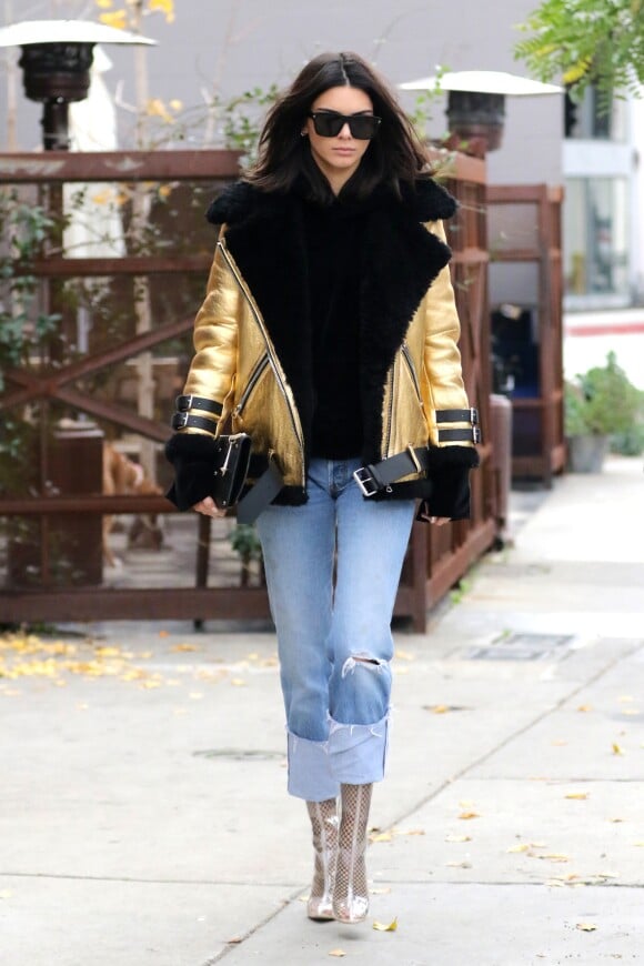 Kendall Jenner à Los Angeles, porte un manteau shearling Acne, un pull en velours House of Sunny, un jean RE/DONE et des chaussures transparentes EGO (modèle Tasha). Le 2 janvier 2017.
