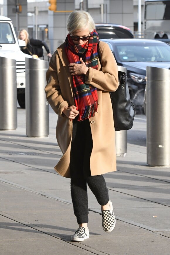 Exclusif - Michelle Williams à New York, porte des baskets Vans (modèle Classic Slip-On à carreaux). Le 5 Janvier 2017.