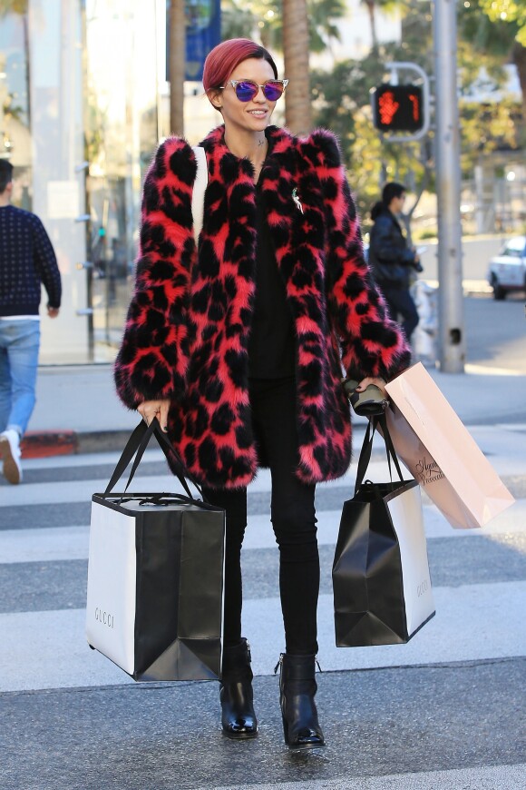 Ruby Rose fait du shopping à Beverly Hills, Los Angeles, habillée d'un manteau en fausse fourrure au motif léopard Marc Jacobs (collection croisière 2017), d'un pantalon et de chaussures noirs. Le 17 décembre 2016.