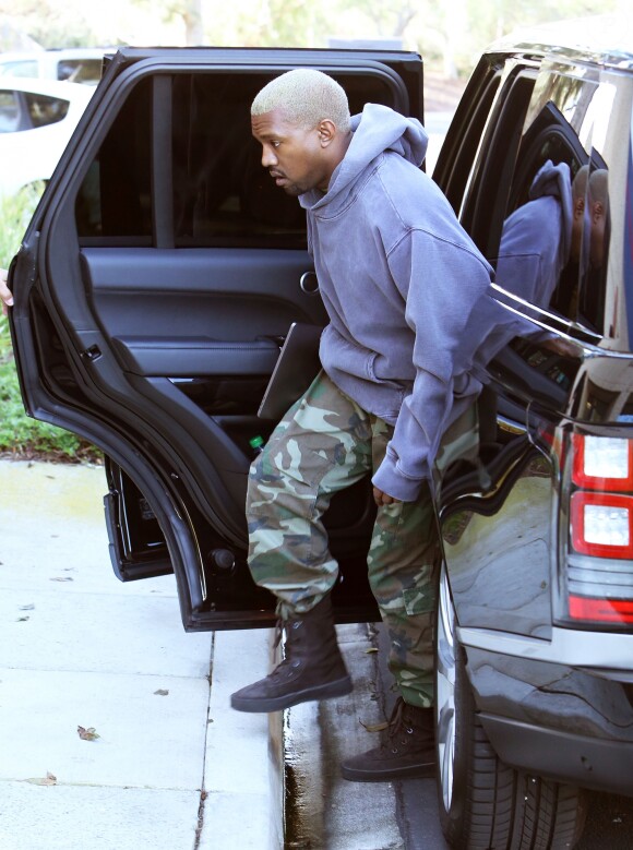 Kanye West, désormais blond, arrive à son bureau de Calabasas le 6 janvier 2017.