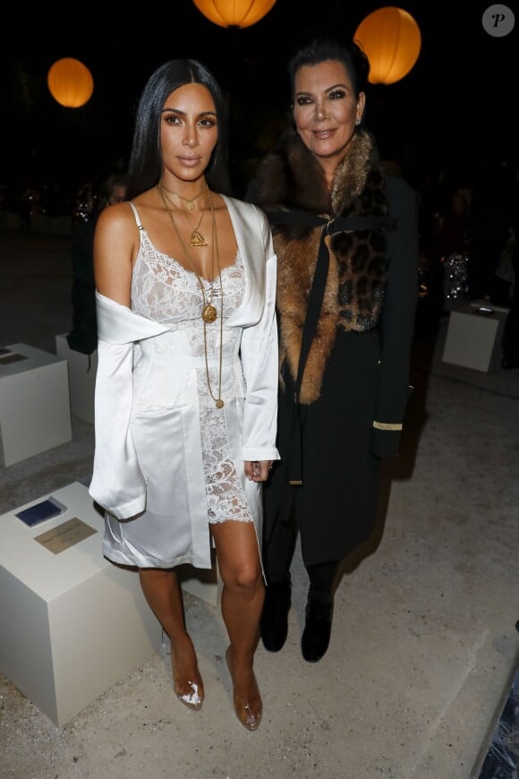 Kim Kardashian et sa mère Kris Jenner au défilé de mode "Givenchy", collection prêt-à-porter Printemps-Eté 2017 lors de la Fashion Week de Paris, France, le 2 October 2016. © Olivier Borde/Bestimage