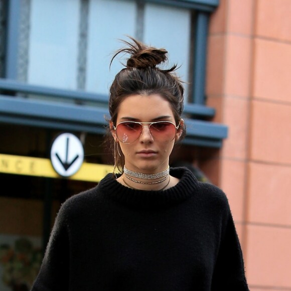 Kendall Jenner, au volant de sa ferrari, va déjeuner chez "Joan's On Third" à West Hollywood. Los Angeles, le 22 décembre 2016.