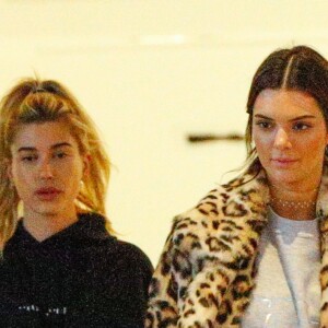 Kendall Jenner et Hailey Baldwin font du shopping à Barney's New York à Beverly Hills, le 7 décembre 2016