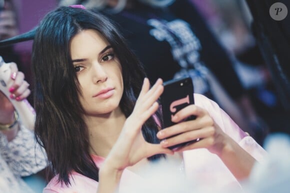 Kendall Jenner en séance de maquillage et de coiffure avant le défilé Victoria's Secret au Grand Palais à Paris, le 30 novembre 2016. © Cyril Moreau/Bestimage