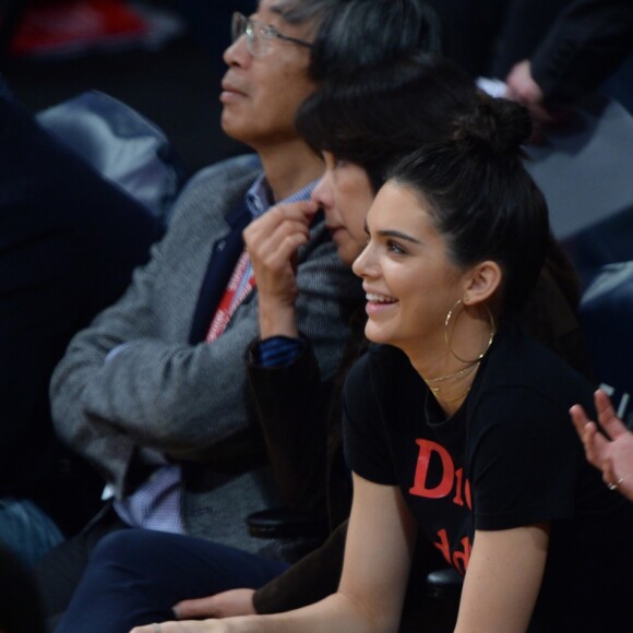 Kendall Jenner et sa copine Hailey Baldwin assistent au match des Lakers de Los Angeles Lakers contre les Grizzlies de Memphis au Staples Center de Los Angeles, le 3 janvier 2017