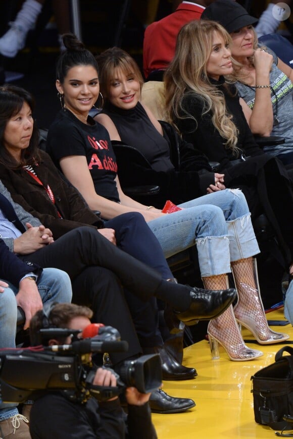 Kendall Jenner et sa copine Hailey Baldwin assistent au match des Lakers de Los Angeles Lakers contre les Grizzlies de Memphis au Staples Center de Los Angeles, le 3 janvier 2017