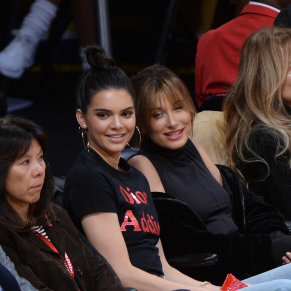 Kendall Jenner et sa copine Hailey Baldwin assistent au match des Lakers de Los Angeles Lakers contre les Grizzlies de Memphis au Staples Center de Los Angeles, le 3 janvier 2017