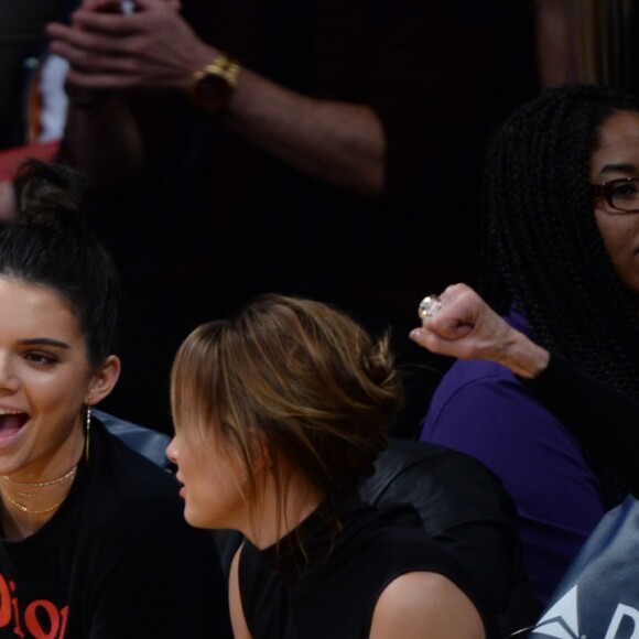 Kendall Jenner et sa copine Hailey Baldwin assistent au match des Lakers de Los Angeles Lakers contre les Grizzlies de Memphis au Staples Center de Los Angeles, le 3 janvier 2017