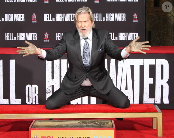 Jeff Bridges laisse ses empreintes sur le ciment lors d'une cérémonie au théâtre Chinese à Hollywood le 6 janvier 2017