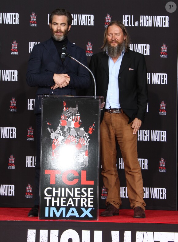 Chris Pine et David Mackenzie - Jeff Bridges laisse ses empreintes sur le ciment lors d'une cérémonie au théâtre Chinese à Hollywood le 6 janvier 2017