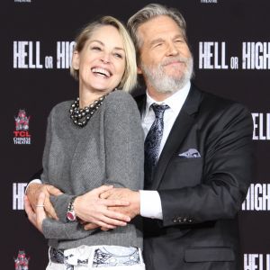 Sharon Stone et Jeff Bridges - Jeff Bridges laisse ses empreintes sur le ciment lors d'une cérémonie au théâtre Chinese à Hollywood le 6 janvier 2017