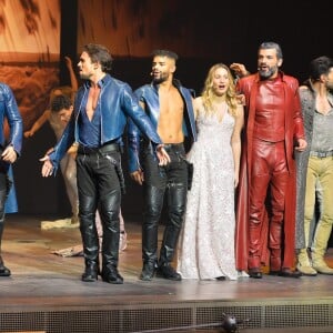 Exclusif - Alexandre Després, Victoria Petrosillo, Damien Sargue, David Ban, Sébastien Cauet, Olivier Dion, Brahim Zaibat, Megan Lanquar et Christophe Héraut - Sébastien Cauet chante dans la comédie musicale "Les 3 Mousquetaires" au Palais des Sports à Paris le 8 décembre 2016.