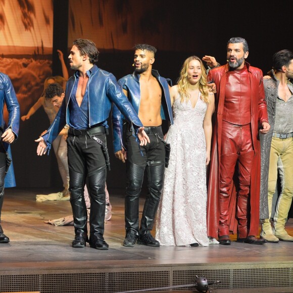 Exclusif - Alexandre Després, Victoria Petrosillo, Damien Sargue, David Ban, Sébastien Cauet, Olivier Dion, Brahim Zaibat, Megan Lanquar et Christophe Héraut - Sébastien Cauet chante dans la comédie musicale "Les 3 Mousquetaires" au Palais des Sports à Paris le 8 décembre 2016.