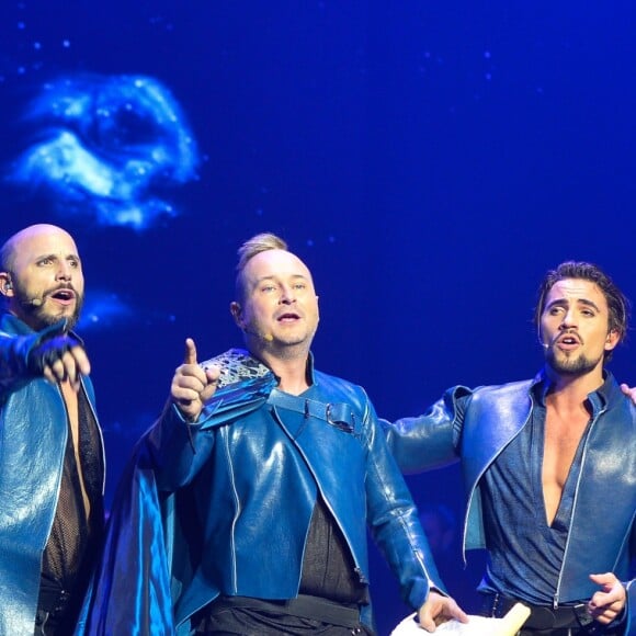 Exclusif - Christophe Héraut, Florian Cléret, Victoria Petrosillo, Sébastien Cauet, Olivier Dion, Brahim Zaibat, Damien Sargue et David Ban - Sébastien Cauet chante dans la comédie musicale "Les 3 Mousquetaires" au Palais des Sports à Paris le 8 décembre 2016.