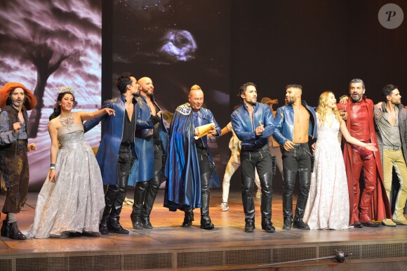Exclusif - Christophe Héraut, Florian Cléret, Victoria Petrosillo, Sébastien Cauet, Olivier Dion, Brahim Zaibat, Damien Sargue et David Ban - Sébastien Cauet chante dans la comédie musicale "Les 3 Mousquetaires" au Palais des Sports à Paris le 8 décembre 2016.