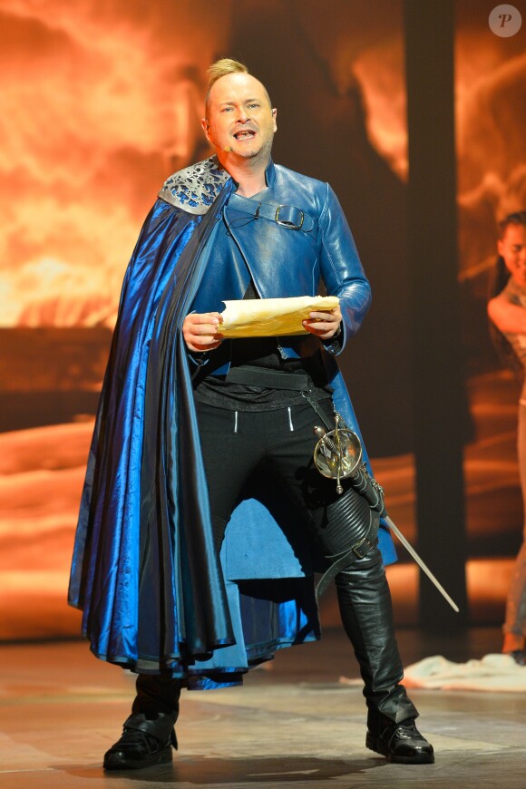 Exclusif - Sébastien Cauet - Sébastien Cauet chante dans la comédie musicale "Les 3 Mousquetaires" au Palais des Sports à Paris le 8 décembre 2016.